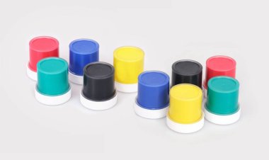 Beyaz arka planda izole edilmiş çok renkli guaj balıklı şişeler