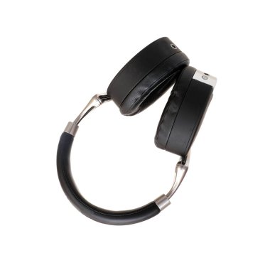 Beyaz arkaplanda izole edilmiş siyah kablosuz kulaklıklar