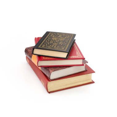 Beyaz arkaplanda kırmızı ve siyah kitaplar izole edilmiş