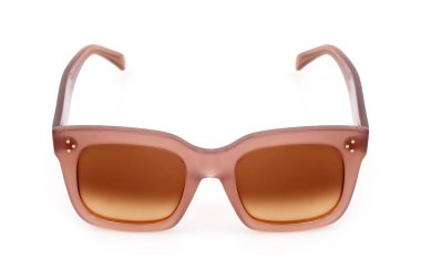 Kahverengi güneş gözlükleri beyaz arkaplanda bir portreye uygulanmak için izole edildi