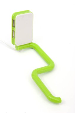 Plastik USB-merkez beyaz bir arkaplanda izole edildi