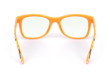 Portre üzerine başvurmak için turuncu plastik bardaklar beyaz arkaplanda izole edildi