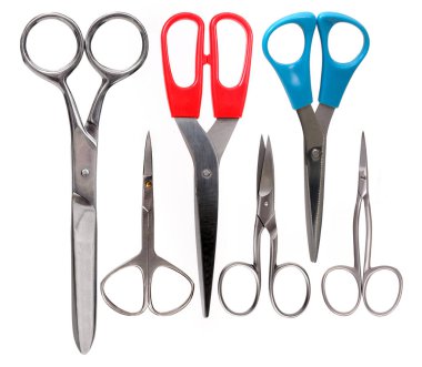 Mokup: beyaz arkaplanda izole edilmiş kırtasiye makası seti