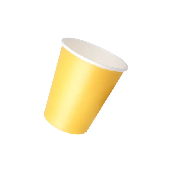 将黄色纸杯在白色背景上隔离 具有剪切路径的设计元素 — 图库照片