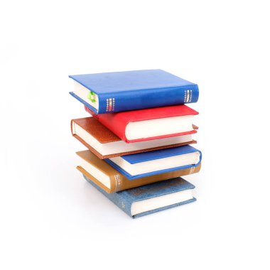 Beyaz arka planda izole edilmiş beyaz çarşaflı renkli kapaklı kitap yığını