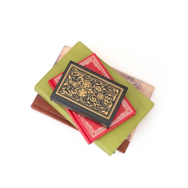 Beyaz arka planda izole edilmiş kırmızı, yeşil ve siyah kitap yığını. Üst görünüm