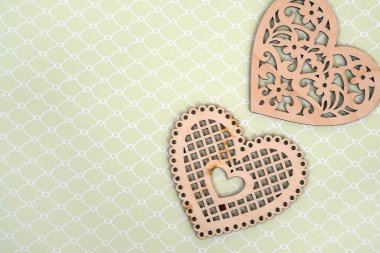 Yeşil soyut bir arkaplanda izole edilmiş kalpleri olan kompozisyon