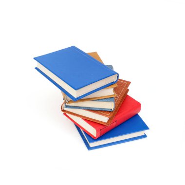 Beyaz arka planda izole edilmiş beyaz çarşaflı renkli kapaklı kitap yığını