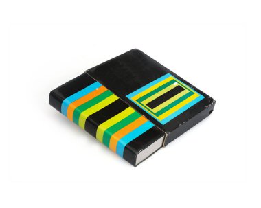 Beyaz arka planda izole edilmiş bir davada siyah defter