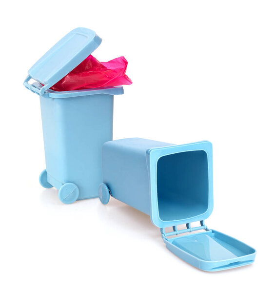 Отдельный мусорный бак на белом фоне