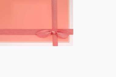 Beyaz bir arka plan üzerinde izole pembe hediye kutusu