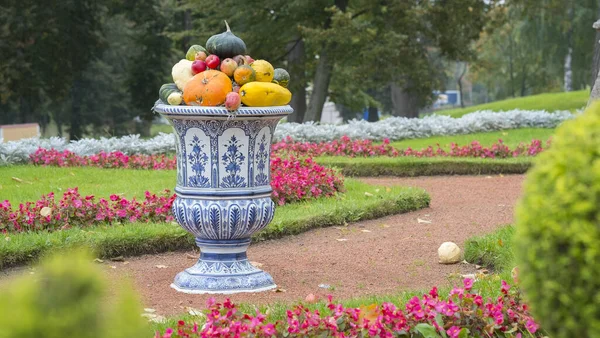 秋の公園と陶器野菜と中国の花瓶 — ストック写真