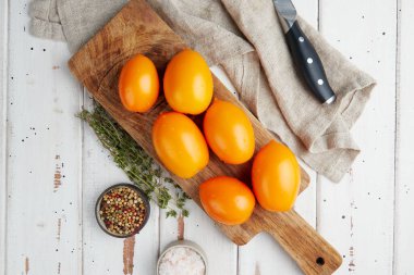 Taze sarı domatesler, ahşap zemin üzerinde taze, olgun domateslerin yakın çekimi.