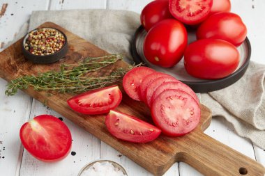 Taze kırmızı domatesler, yakın plan taze, olgun domatesler ahşap zemin üzerinde.