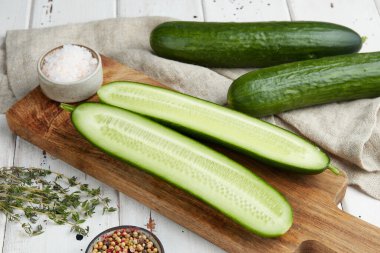 Beyaz ahşap masada taze salatalık.