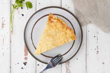 Balık turtası, turta, turta, kish Lauren dilimi, ahşap masa.