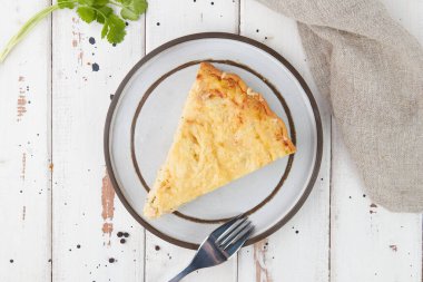 Balık turtası, turta, turta, kish Lauren dilimi, ahşap masa.