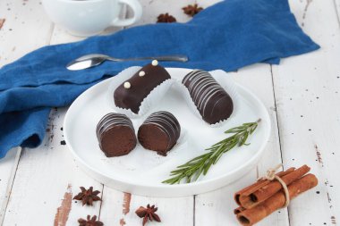 Yoğunlaştırılmış çikolatalı trüf mantarı beyaz ahşap masada.