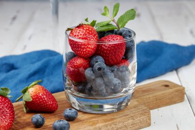 Çiğ böğürtlen, çilek, yabanmersini, ahududu, sağlıklı gıda vejetaryeni ve vejetaryen karışımı, meyve püresi ve tariflere iyi gelir.