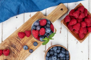 Çiğ böğürtlen, çilek, yabanmersini, ahududu, sağlıklı gıda vejetaryeni ve vejetaryen karışımı, meyve püresi ve tariflere iyi gelir.