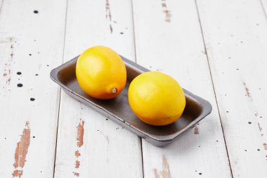 Beyaz ahşap bir masa üzerinde limon