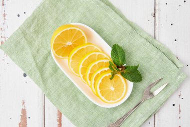 Beyaz ahşap bir masa üzerinde limon