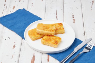 Kızarmış tofu nuggetları, yakın plan, ahşap masa.