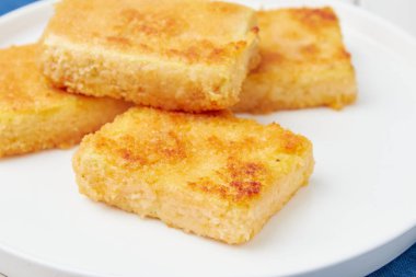 Kızarmış tofu nuggetları, yakın plan, ahşap masa.