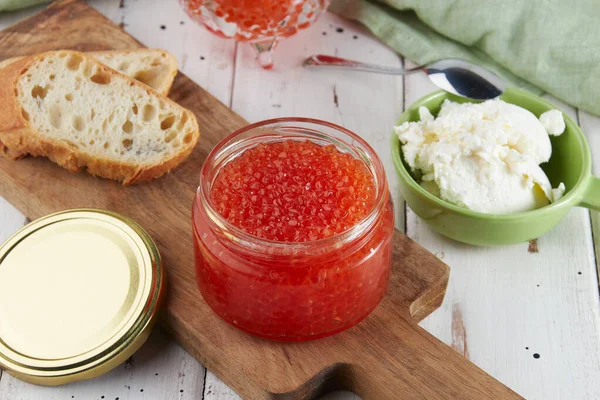 Tahta bir masada kırmızı havyar, havyarlı bruschetta.