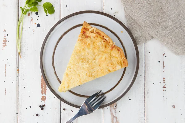 Balık turtası, turta, turta, kish Lauren dilimi, ahşap masa.