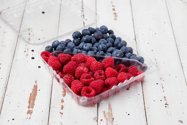 Plastikboxen Mit Frischen Gesunden Bio Beeren Mit Himbeeren Blaubeeren — Stockfoto