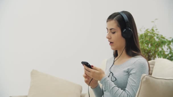 4k spowolnienie wideo ciężarnej kobiety słuchającej muzyki w słuchawkach. — Wideo stockowe