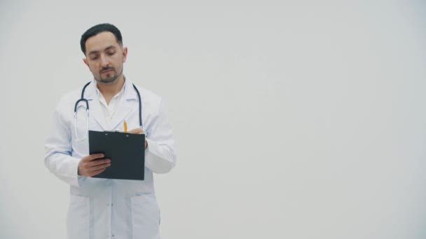 4k slow motion vídeo de um médico vestindo jaleco segurando documentos mostrando polegar para cima. — Vídeo de Stock