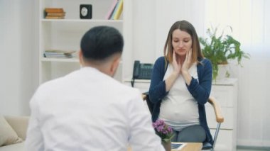 Hüzünlü hamile bir kadının doktorla konuştuğu 4K video..