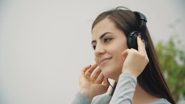 4k primer plano de vídeo de la mujer embarazada escuchando música en los auriculares. — Vídeo de stock