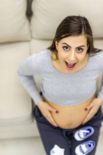 Foto de una mujer embarazada tocándose el estómago. —  Fotos de Stock
