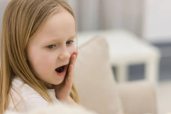 Foto recortada de expressão de rosto de menina. — Fotografia de Stock