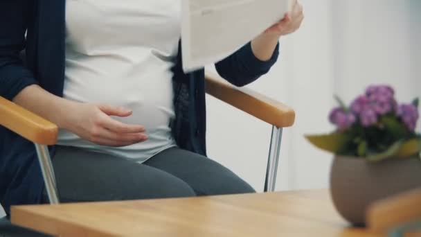 4k video di donna incinta guardando i suoi risultati medici. — Video Stock