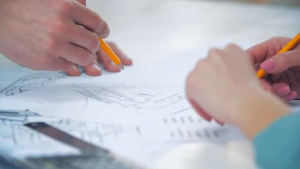4k video av ingenjör hand skissa ett byggprojekt med kompass. — Stockvideo