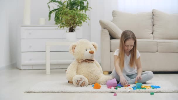 4k vídeo de menina brincando sentado no chão. — Vídeo de Stock