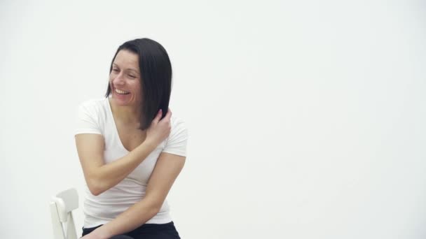 4k spowolnienie wideo uśmiechniętej kobiety na białym tle. — Wideo stockowe