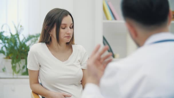 4k slow motion video van zwangere vrouw spreken met een arts. — Stockvideo