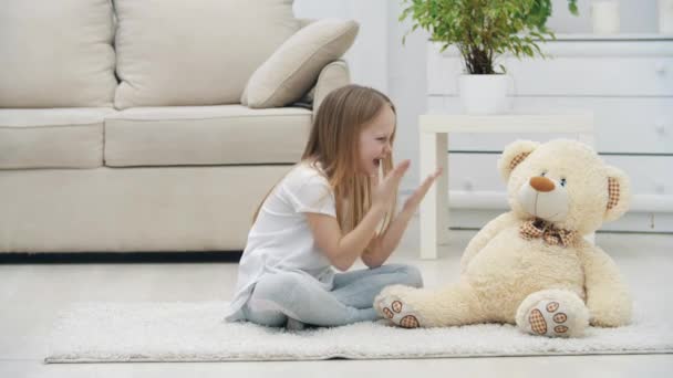 4k повільне відео маленької дівчинки сперечається зі своїм плюшевим ведмедем . — стокове відео