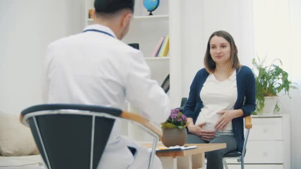 Vidéo 4k de femme enceinte parlant avec un médecin. — Video