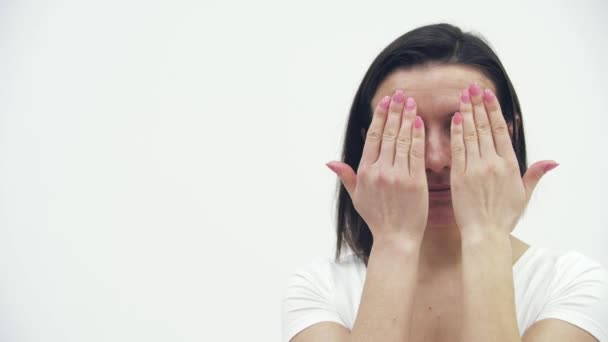4k крупным планом видео женщины с кожными проблемами, скрывающей свое лицо. — стоковое видео