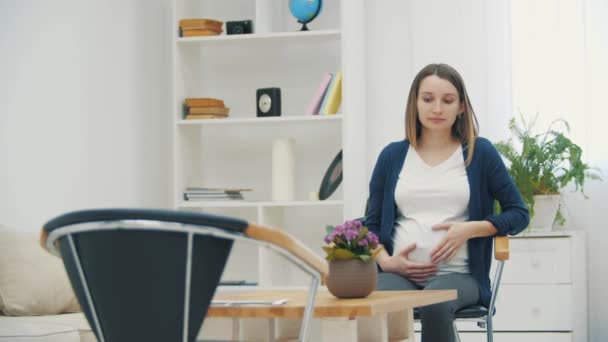 4k video de la mujer embarazada esperando a su médico. — Vídeos de Stock