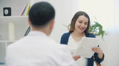 Hamile kadın ve doktorun ultrason sonuçlarını gösteren 4K video..