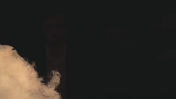 4k närbild video av manligt ansikte i skugga och rök. — Stockvideo