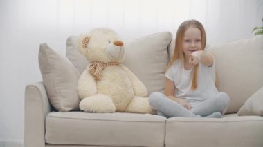4k yavaş çekim videosunda küçük kız kamerayı işaret ediyor..