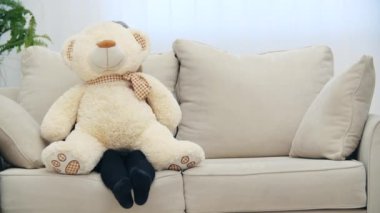 Kanepede oturan sarışın kızın başparmağını gösteren 4K videosu..